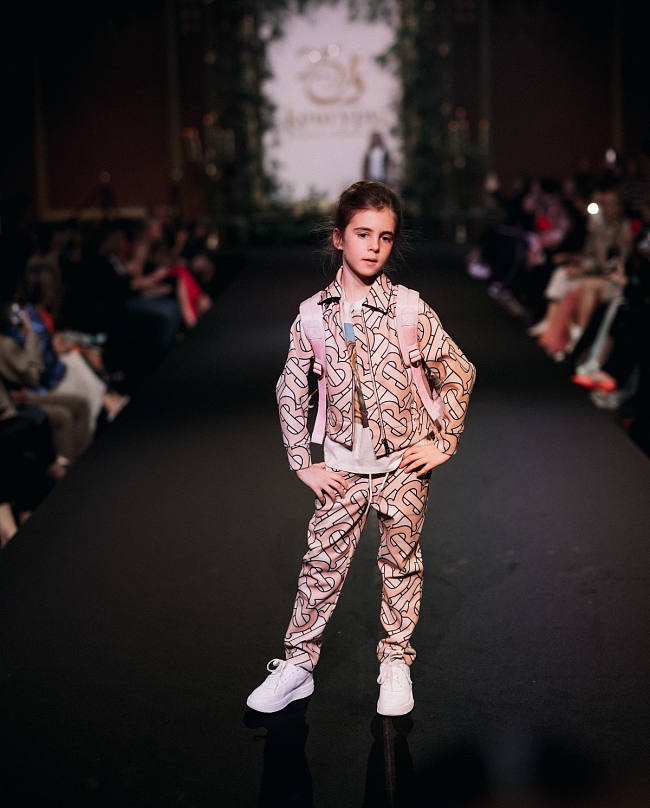 «Кенгуру» провели показ модной детской одежды весна-лето 2021 фото № 4