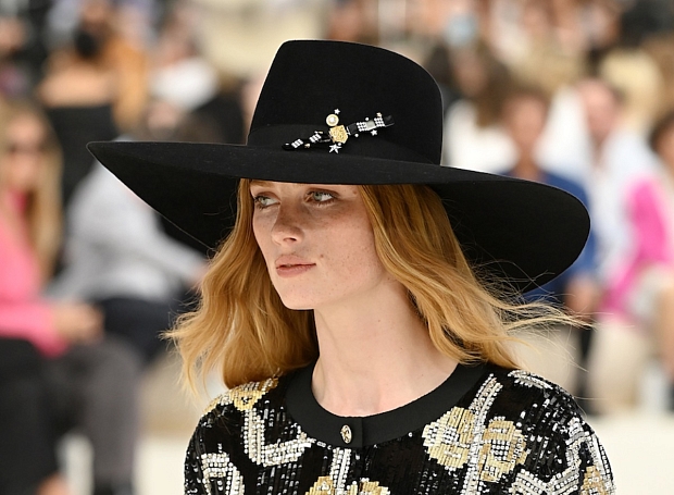Роскошные твидовые шляпы, вечерние платья и плюс-сайз невеста: как прошел показ Chanel Couture осень-зима 2022/23