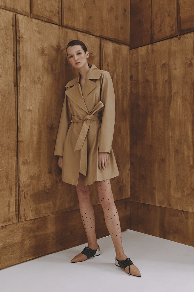 Тренч, MICHAEL Michael Kors, цена по запросу; колготки, Calzedonia, 890 р.; туфли, Sportmax, цена по запросу фото № 5