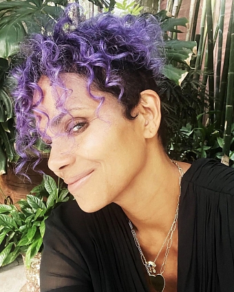 Холли Берри перекрасила волосы в фиолетовый цвет. Фото: @halleberry фото № 3