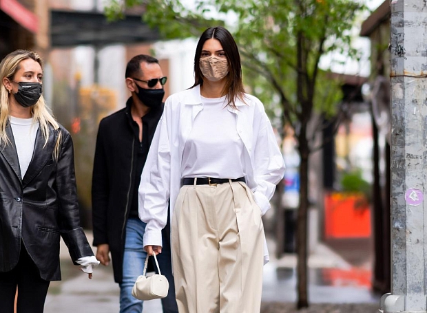 Как носить костюмные брюки вне офиса — показывают Кендалл Дженнер и модные инфлюенсеры