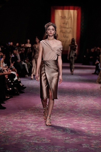 «Что если бы женщины правили миром»: коллекция Christian Dior Haute Couture весна-лето 2020 фото № 4