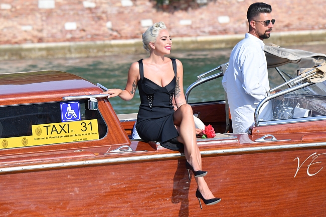 Самое эффектное появление на Венецианском кинофестивале: Леди Гага приплыла на лодке фото № 2