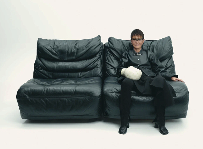 Рубашка, брюки, все — The Attico (ЦУМ); ботильоны, Dries Van Noten (ЦУМ); очки, Cultura; керамическая скульптура Flower Power, Алина Золотых (галерея TŌMO); колье и серьги, все — Classic, золото, бриллианты, Mercury фото № 1