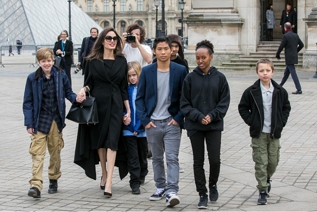 Анджелина Джоли с детьми фото № 2