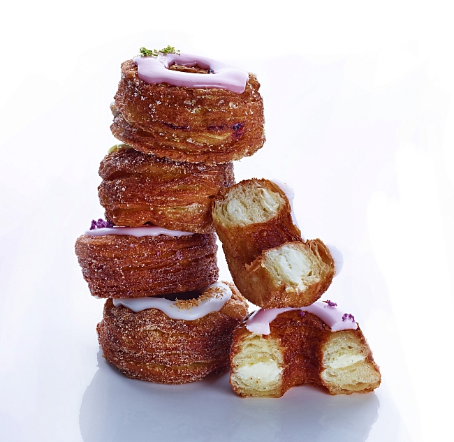 Фирменное пирожное Доминика Анселя Cronut. Гибрид пончика и круассана, названный одним из 25 лучших изобретений 2013 года по версии журнала TIME фото № 1