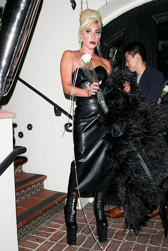 Слухи: поклонники считают, что Леди Гага беременна от Брэдли Купера фото № 4