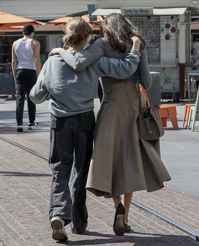 Анджелина Дожли и Шайло Джоли-Питт на прогулке после шопинга в Лос-Анджелесе, март 2022 года (фото: @jeliepitthoughts) фото № 1