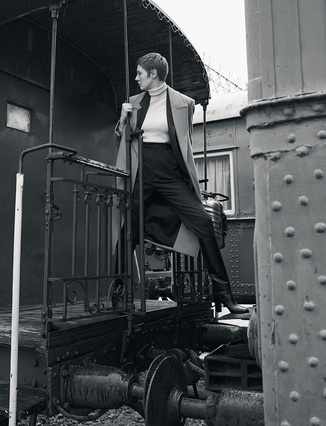 Пальто, водолазка, жакет, брюки, сапоги, все — Celine by Hedi Slimane; чемодан, Tumi фото № 2