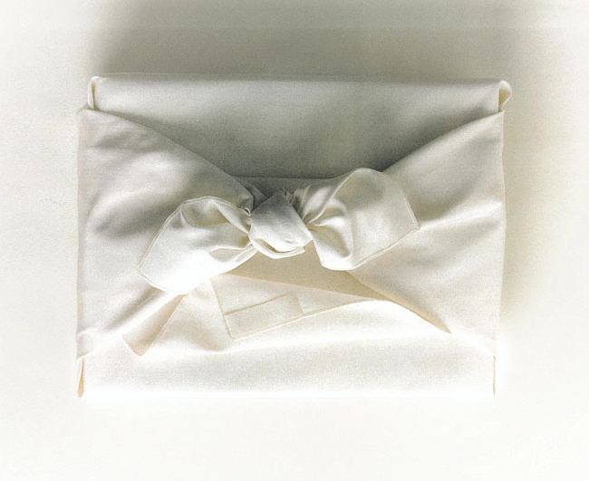 Пушистый джемпер, шарф из меха норки, сумка в форме сердца и другие fashion-подарки на 14 февраля фото № 1