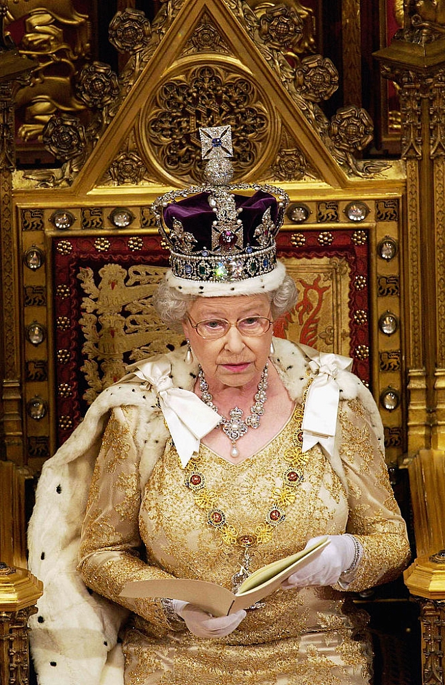 Королева Елизавета отказалась от натурального меха фото № 1
