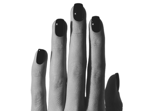 Маникюр. Черные матовые ногти — тренд весны-2026