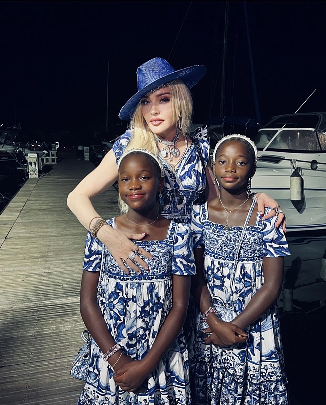 Мадонна с дочерьми. Фото: @madonna фото № 6