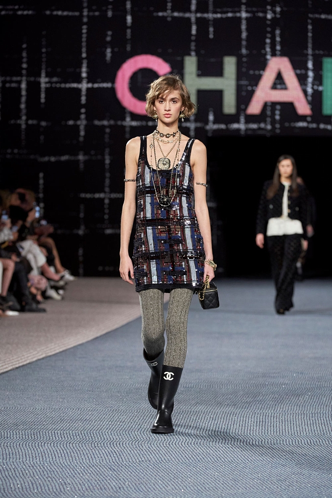 Резиновые сапоги на показе Chanel осень-зима 2022/23 фото № 1