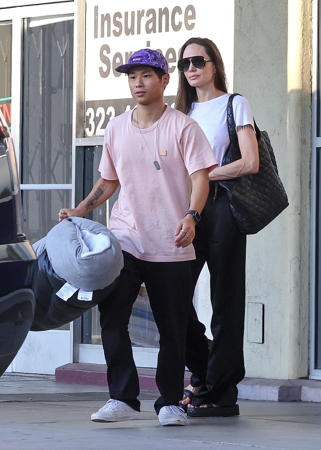 Анджелина Джоли в минималистичном образе ходит по магазинам вместе с ее 18-летним сыном Паксом фото № 3