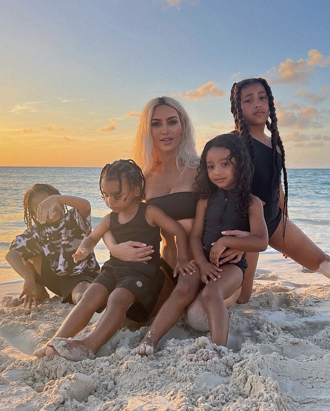 Ким Кардашьян с детьми на Багамах. Фото: @kimkardashian фото № 2
