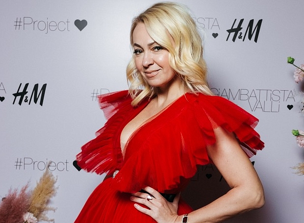 Яна Рудковская выглядит супер в красном платье с декольте из коллекции GIAMBATTISTA VALLI X H&M