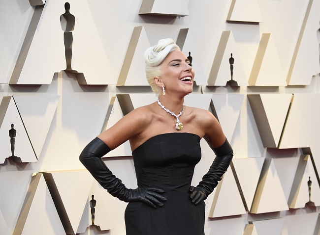 Леди Гага на премии «Оскар — 2019» в колье с желтым бриллиантом «Тиффани» фото № 3