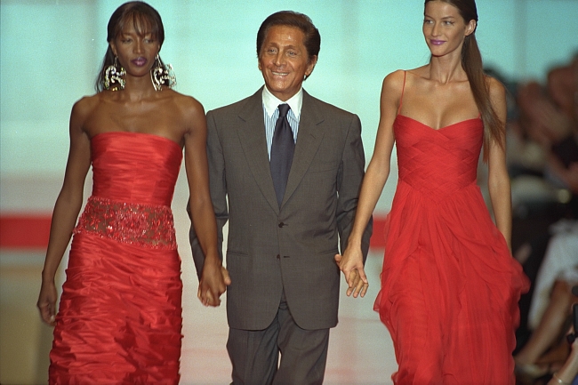 Валентино Гаравани, Наоми Кэмпбелл и Жизель Бюндхен в финале показа Valentino осень-зима 1999/2000 фото № 4