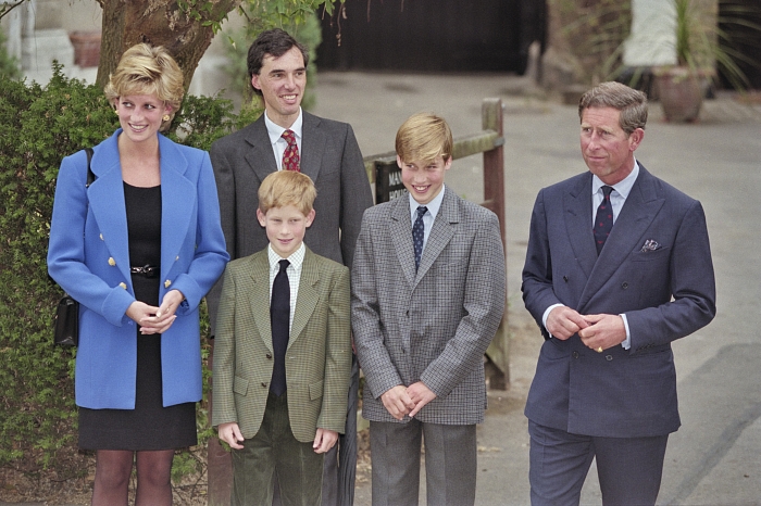 Принцесса Уэльская Диана с сыновьями и мужем принцем Чарльзом в первый день принца Уильяма в Итонском колледже, 16 сентября 1995 года фото № 9