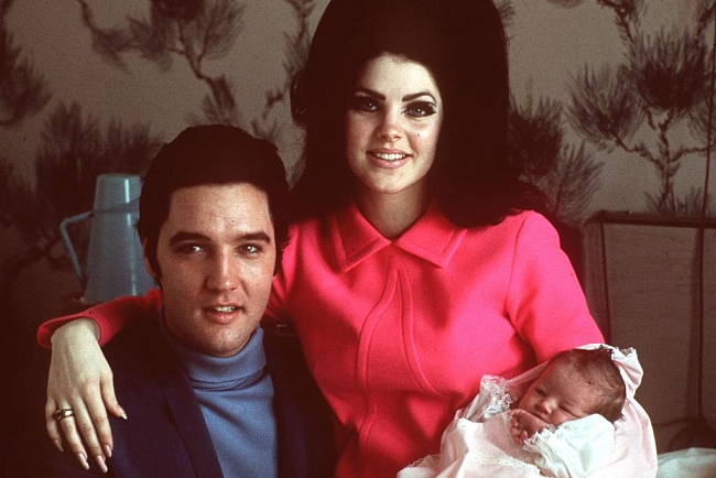 Элвис Пресли и его жена Присцилла с дочерью Лизой-Марией фото № 2
