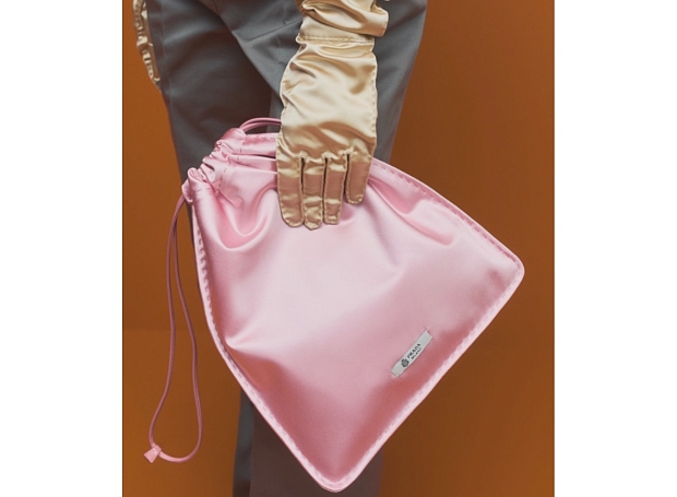 Пыльники вместо сумок: подиумный тренд в повседневности