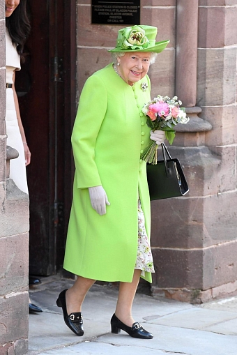 Королева Елизавета II посетила обед с Меган, герцогиней Сассекской, 2018 год фото № 12