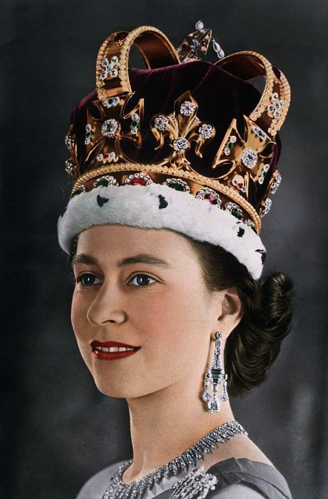 Официальный портрет коронованной Елизаветы II с серьгами-шандельерами Гревилл, 1952 год фото № 3