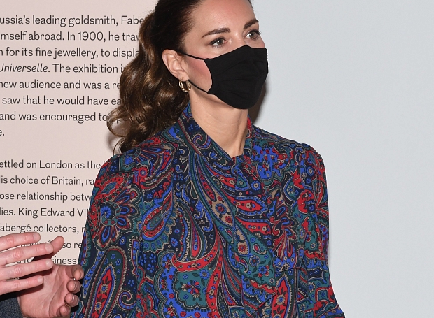 Кейт Миддлтон надела на выставку яркую блузу, которую каждой стоит добавить в гардероб