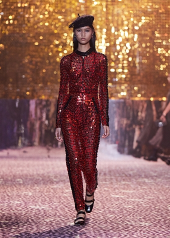 Будущей осенью мы будем носить леопардовый принт и пайетки, как на сегодняшнем показе Dior Pre-Fall 2021 в Шанхае фото № 7
