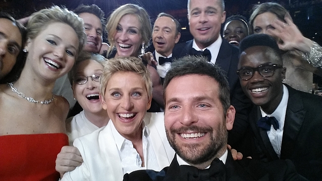 Брэд Питт, Риз Уизерспун и другие знаменитости на сцене «Оскара-2021»: весь список фото № 2