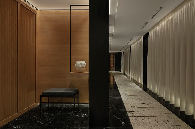 Интерьеры выдержаны в минималистичном стиле с элементами натурального дерева фото № 3