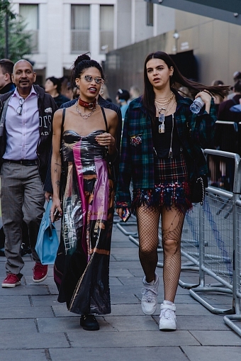 Клетка, асимметрия, объемные сумки и другие тренды стритстайла на Неделе моды в Лондоне фото № 2