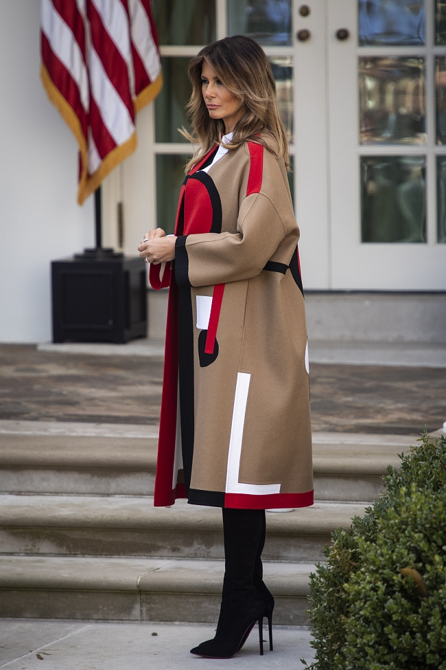 Супрематизм: Мелания Трамп в ярком пальто Dior фото № 2