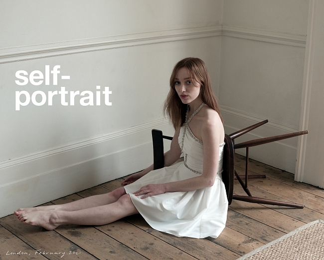 Звезда «Бриджертонов» Фиби Дайневор стала лицом новой рекламной кампании Self-Portrait фото № 1
