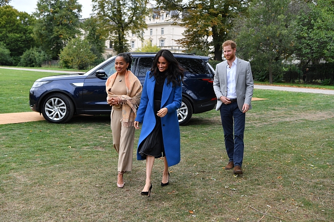 Меган Маркл с мамой и принцем Гарри на пикнике в саду Кенсингтонского дворца фото № 3