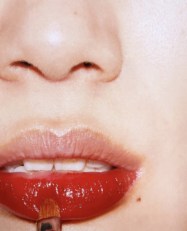 Кислотная черешня, спелая морковь и персиковый в духе нулевых: модные оттенки помад на теплый сезон-2026 фото № 6