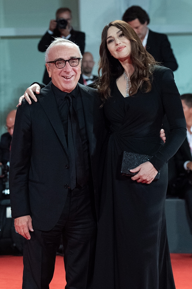 Сильвио Орландо и Моника Беллуччи на красной дорожке 79-го Венецианского кинофестиваля фото № 1