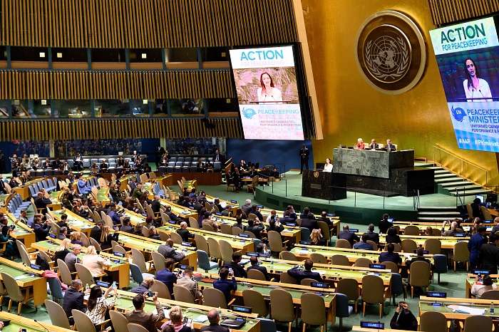 Сама элегантность: Анджелина Джоли выступила на заседании Генассамблеи ООН фото № 4