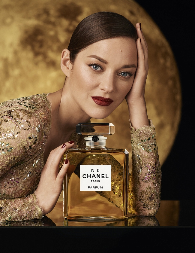Марион Котийяр снялась в новой рекламной кампании аромата Chanel №5 фото № 1