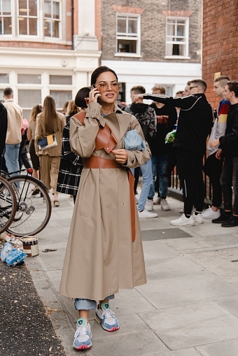 Клетка, асимметрия, объемные сумки и другие тренды стритстайла на Неделе моды в Лондоне фото № 18
