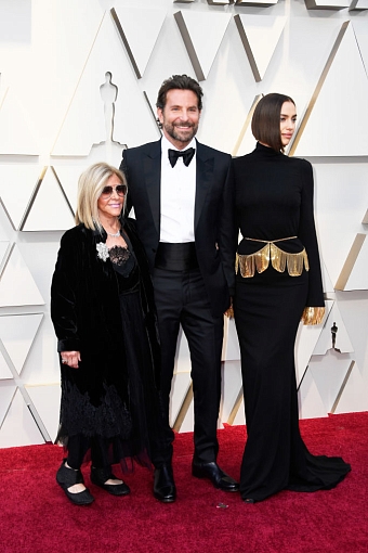 Брэдли Купер и Майкл Б. Джордан пришли на церемонию «Оскар» с мамами фото № 2