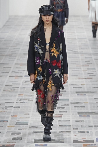 Банданы, бахрома и феминистские лозунги: как выглядит коллекция Dior осень-зима 2020/21 фото № 16
