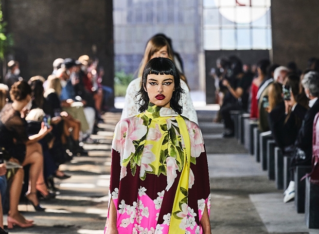 Неделя моды в Милане: бахрома, цветы и кружево в новой коллекции Valentino весна-лето — 2021
