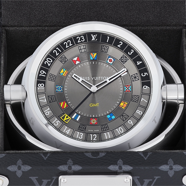 Отдавая дань традициям: Louis Vuitton представили настольные часы в сундучке фото № 2