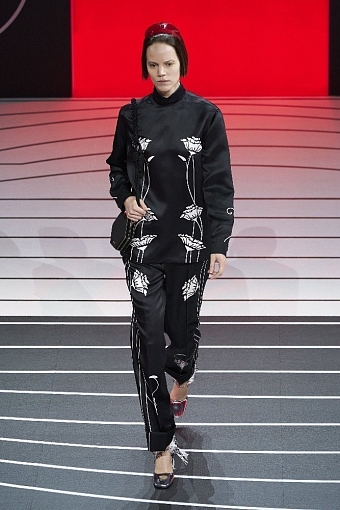 Резиновые сапоги, нейлоновые куртки и другие тренды в новой коллекции Prada осень-зима 2020/21 фото № 12