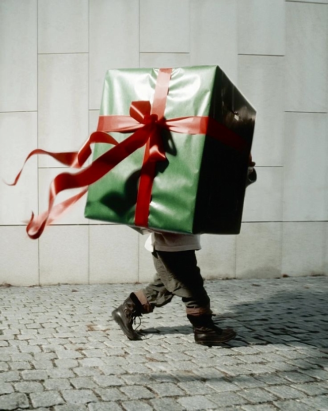 Виниловый проигрыватель, фен-стайлер, проектор и другие технологичные подарки на Новый год фото № 1