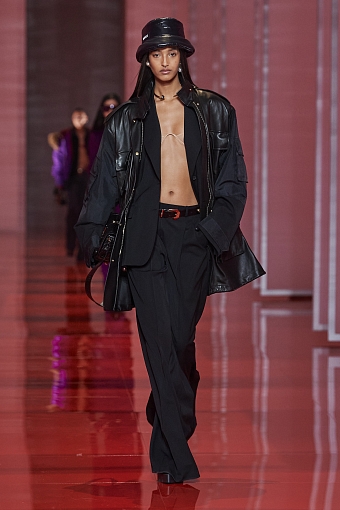 Юбки и брюки с низкой посадкой на показе Versace осень-зима 2022/23 фото № 17