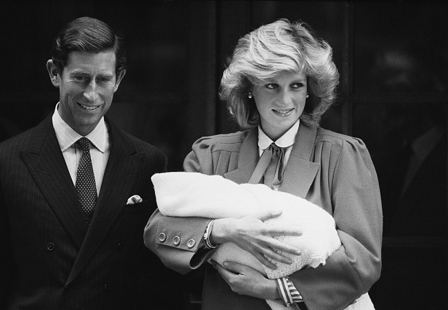 Принц Чарльз и принцесса Диана с новорожденным принцем Гарри, 1984 фото № 1