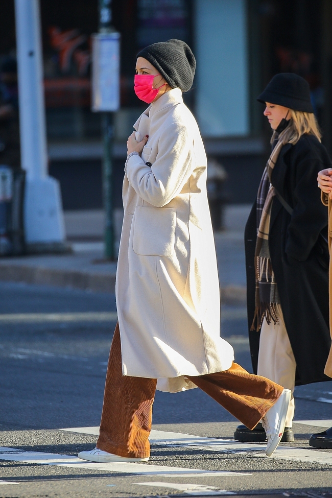 Кэти Холмс в пальто Mango в Нью-Йорке, 2021 фото № 2